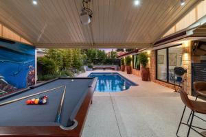 Luxury 5br villa with pool内部或周边的泳池