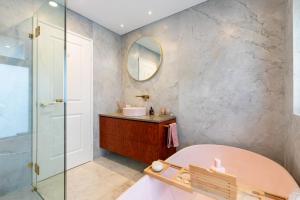 Luxury 5br villa with pool的一间浴室