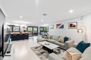 Luxury 5br villa with pool的休息区