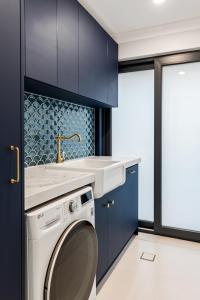 KinrossLuxury 5br villa with pool的配有洗衣机和水槽的厨房