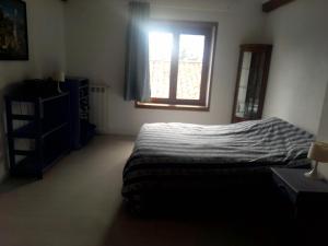 - une chambre avec un lit et une fenêtre dans l'établissement L'appart du Mas, à Lamotte-du-Rhône