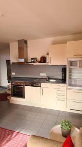 uma cozinha com armários brancos e uma bancada em Schwabenstuben Apartment em Meersburg
