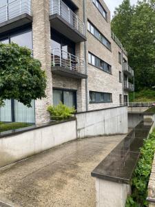 une rue vide devant un bâtiment dans l'établissement Appartement 'Thibault' te Oostduinkerke - Bad, à Oostduinkerke