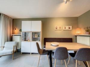 - une cuisine et une salle à manger avec une table et des chaises dans l'établissement Appartement 'Thibault' te Oostduinkerke - Bad, à Oostduinkerke
