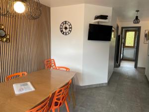 Televízia a/alebo spoločenská miestnosť v ubytovaní Chatel - appartement 3 pièces rénové - 6 personnes - proche centre - ménage inclus