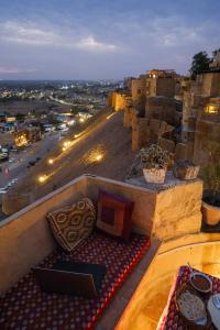 einen Blick auf die Stadt in der Nacht vom Balkon aus in der Unterkunft Sagar Guest House in Jaisalmer