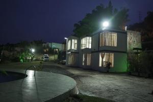ein Haus mit Lichtern darüber in der Nacht in der Unterkunft CASA CAMPESTRE LA PRADERA in Cali