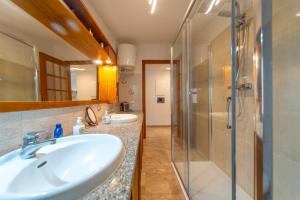a bathroom with two sinks and a shower at Brorent Domo de Aurora in Olbia