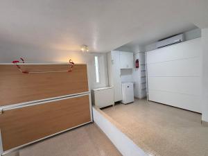 an empty room with a closet and a door at ESTUDIO DOS PLAYAS LA MANGA in Murcia
