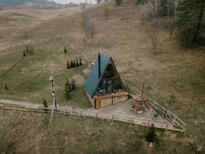 une vue de tête sur une petite maison sur une colline dans l'établissement Casuta Mea, à Piatra Neamţ