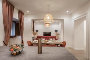 - une salle à manger et un salon avec une table à manger dans l'établissement The Best in Rome Orologio, à Rome