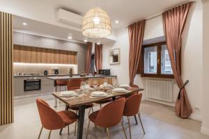 une cuisine et une salle à manger avec une table et des chaises dans l'établissement The Best in Rome Orologio, à Rome