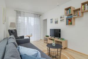 Χώρος καθιστικού στο Cosy and Bright Apartment in Dźwirzyno with Furnished Balcony and Free Parking by Renters