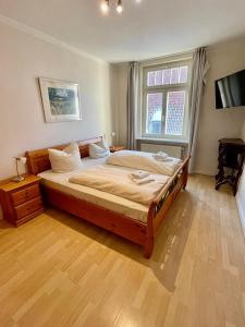 Un dormitorio con una cama grande y una ventana en Apartments im Herzen Lübecks en Lübeck