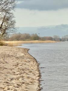 uma vista para uma massa de água em Gästehaus Weserblick am Weser-Sandstrand em Berne