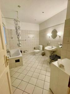 a bathroom with a tub and a toilet and a sink at Apartments im Herzen Lübecks in Lübeck
