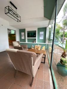 - un salon avec un canapé et une table dans l'établissement Daymán Apart Hotel, à Termas del Daymán