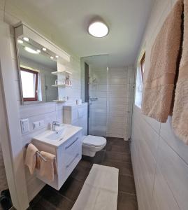 Koupelna v ubytování Haus Falle + 37 fotografií