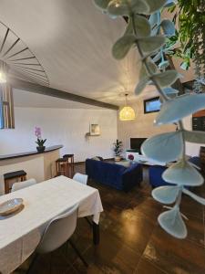 sala de estar con mesa y sofá azul en Le loft, en Landerneau