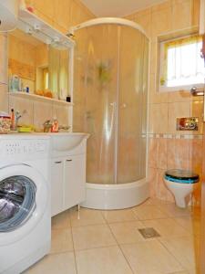 łazienka z prysznicem i pralką w obiekcie Apartment Darko w mieście Tribunj