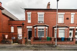an old brick house on the corner of a street at England's Cozy 1-Bed room Room 1 in Manchester