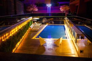 Bazén v ubytování Bel Air Crest Hotel & Suites nebo v jeho okolí