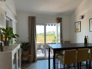 a dining room with a table and chairs and a balcony at Apartman I & R in Nečujam