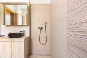 bagno con doccia e lavandino di Duplex Holiday Apartment a Škofljica
