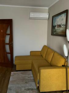 ein Wohnzimmer mit einem Sofa und einem Tisch in der Unterkunft Pensiunea Sun Victor in Baile Felix