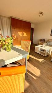 Zimmer mit einem Tisch und Stühlen sowie einem Zimmer mit einem Tisch und einem Bett in der Unterkunft LUV & LEE Waterkant Ferienwohnung SPO in Sankt Peter-Ording