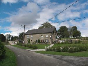 una gran casa de ladrillo al lado de una carretera en Maison Chabrat, en Liginiac