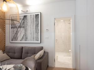 sala de estar con sofá y ducha en JU3 Apartments, en Liubliana 122 fotos más