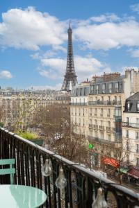 balcón con vistas a la torre Eiffel en The VIEW- Eiffel Tower en París