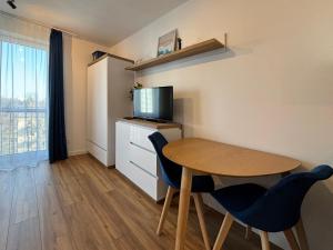 a small room with a table and a television at Healthy Life Apartment in Warsaw