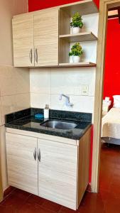uma pequena cozinha com um lavatório num quarto em Renty Herrera em Assunção
