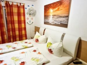 a hotel room with two beds and a picture on the wall at Hotel Garni Rodenbach in Rodenbach