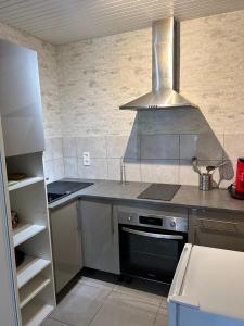 cocina con fogones y fogones horno superior en Appartement à Mailly-le-camp, en Mailly-le-Camp