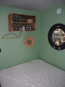 a bedroom with a bed and a round window at Bed-on-a-Boat in Giethoorn