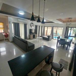 Eli's Villa Cebu في مدينة سيبو: غرفة معيشة مع أريكة وطاولة