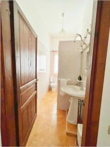 La salle de bains est pourvue d'un lavabo et de toilettes. dans l'établissement La Pavoncella Holiday House, à San Vito