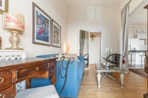 Posezení v ubytování Porta Tufi Luxury Apartment with Private Parking!