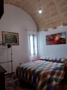 a bedroom with a bed and a window at SA' GRAVIN in Castellaneta