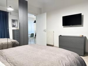um quarto com uma cama e uma televisão na parede em Casa Bolina - Mini appartamento em Taranto