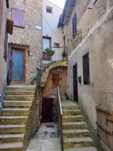 Isola del Giglio的住宿－Casa nel Castello，意大利小镇的一条小巷,设有楼梯