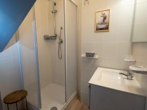 a bathroom with a shower and a sink at Maison all'Arco in Corridonia