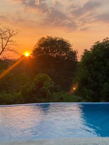 puesta de sol sobre una piscina con puesta de sol en AFRA Reserva Natural, en Santa Marta