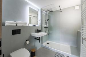 W łazience znajduje się prysznic, toaleta i umywalka. w obiekcie Achalm Hof w mieście Reutlingen