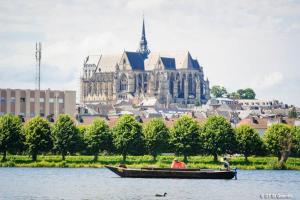 圣康坦Appartement 5的大型建筑前的水面上的船