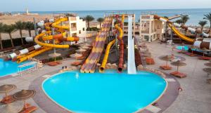 una piscina en un complejo con un parque acuático en El Karma Beach Resort & Aqua Park - Hurghada, en Hurghada
