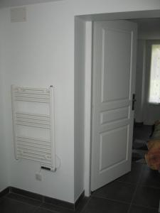 um quarto com uma porta branca e uma janela em Helen's Home em Bergerac